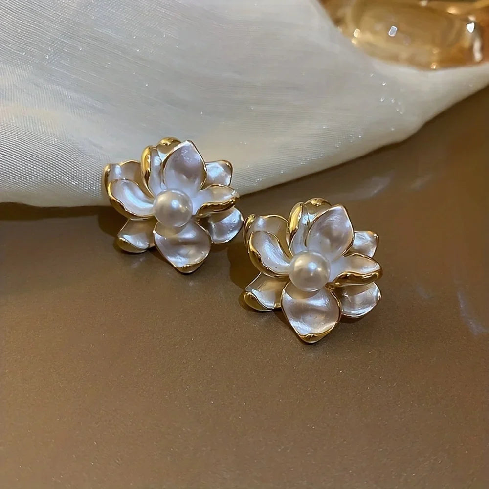 Brinco Flor Branca Pérola Ibiza