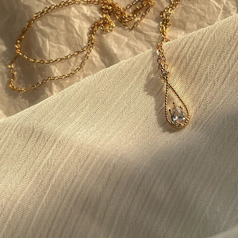 Colar Gota Cravejado de Zircônia