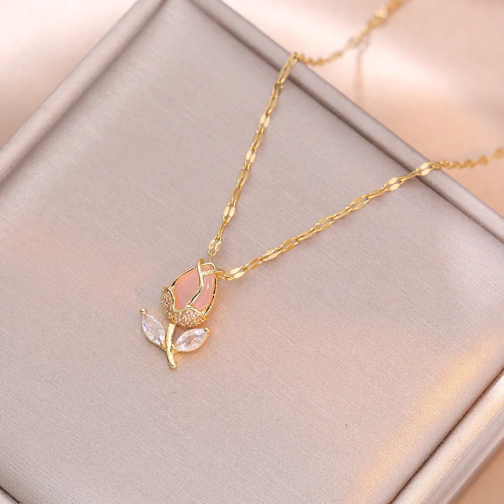 Colar Rosa Cravejada com Zircônia